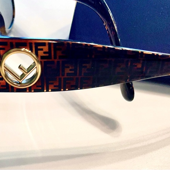 Fendi sunglasses EUC no scratches no callouts comes with case - Picture 4 of 8